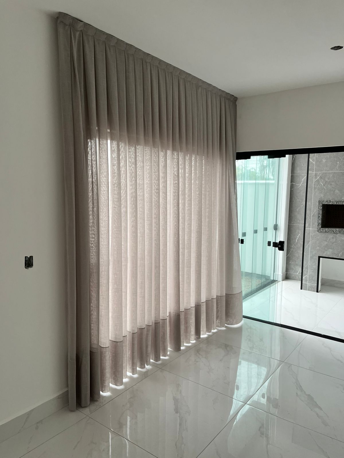 Sala moderna com cortinas elegantes